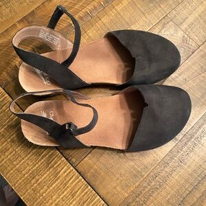 Dansko flats with Velcro closure.  Very comfortable! Size 40/US 9.5